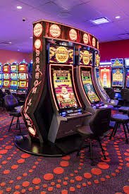 Studio dealer langsung Pretty Gaming dengan kamera multi-sudut dan antarmuka permainan interaktif